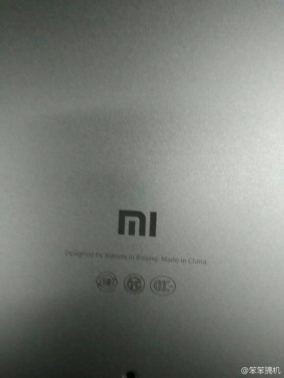 小米筆記本？看樣子面板是鋁模具